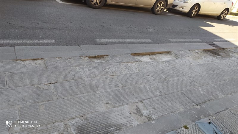 Buche nei marciapiedi