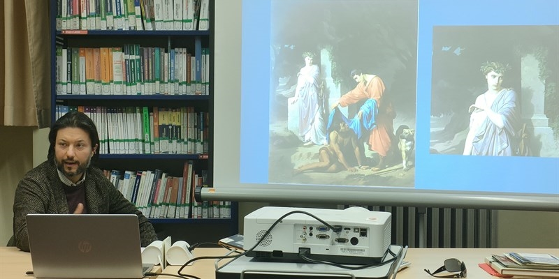 Il dott. Silvio Balloni, storico dell’arte, durante la conferenza