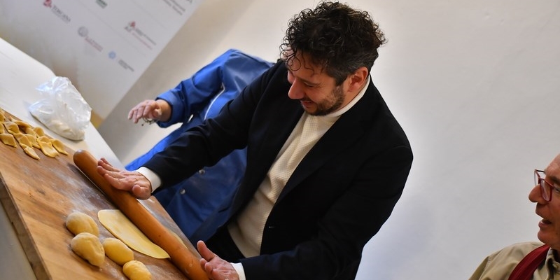 Triberti, un sindaco con le ""mani in pasta"",""Vetrina Toscana