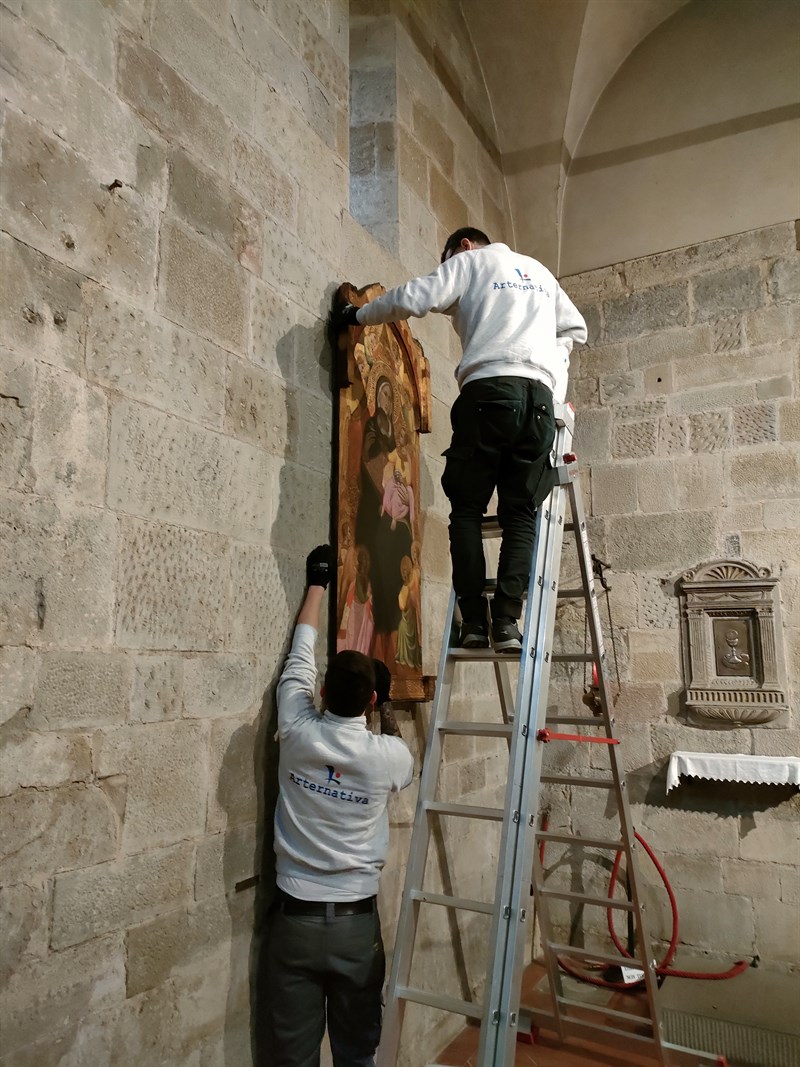 L’opera d’arte viene collocata nella nuova posizionatura