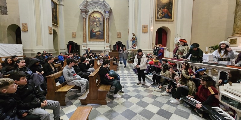 Le scolaresche all’interno del Santuario del SS. Crocifisso. 