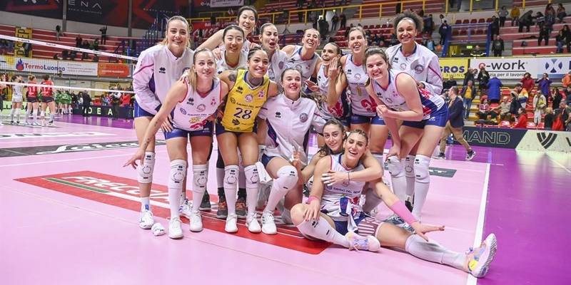 La Savino Del Bene Scandicci festeggia la vittoria a fine partita.