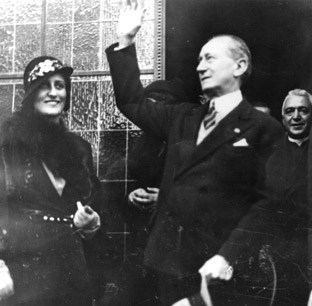 Lo scienziato Guglielmo Marconi con la figlia Elettra a Borgo San Lorenzo nel 1932. 