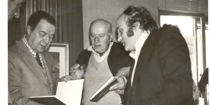 1973 – Galleria d’Arte La Medicea, Enrico Visani a destra con il Prof. Gastone Breddo e il Maestro Bruno Saetti.