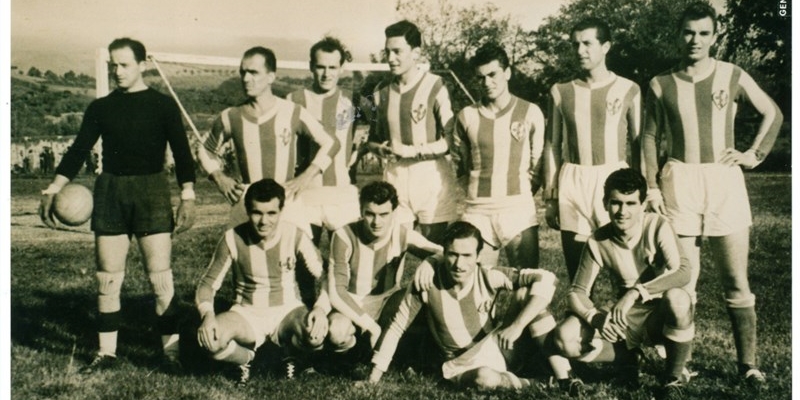 1950 - Una formazione dell’A.S.Fortis Juventus 1909, Ugo Bassi “chiugo” per gli amici, terzo da sinistra in alto.   (dal libro “cento anni dell’A.S.Fortis Juventus. 1909-2009)