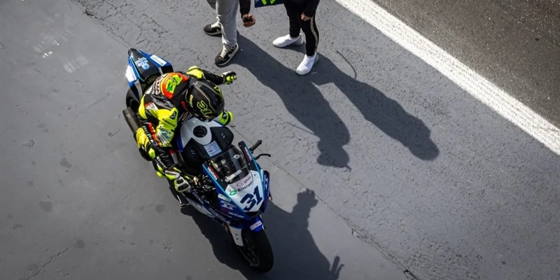 Bolognesi all'uscita dei box