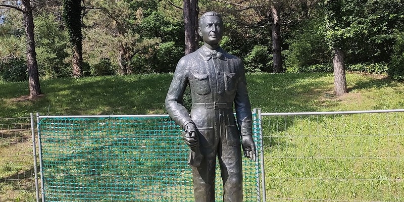 La statua di Emilio Materassi al Bivio delle Mozzete durante il restauro. 