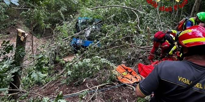 Autobus precipita in Lunigiana