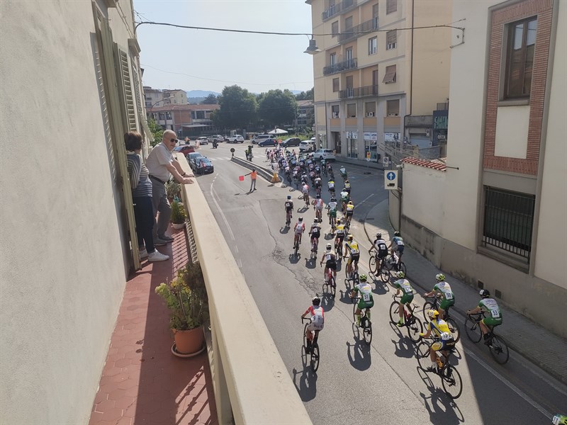 Un passaggio della gara, sulla terrazza Renzo Giovannini già ciclista del CCAppenninico 1907 negli anni ’50 del 900.