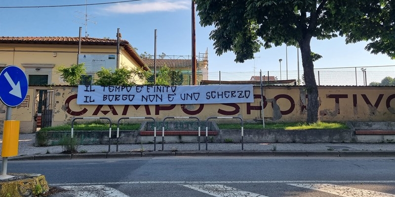 Lo striscione fuori dallo stadio
