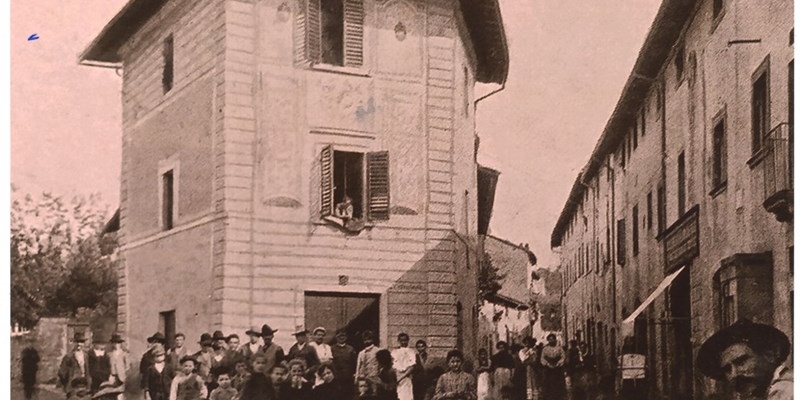 Anno 1903 – Largo Lino Chini con l’antico edificio, già piccolo convento delle Suore di Santa Lucia. (Foto A.Ungania). 