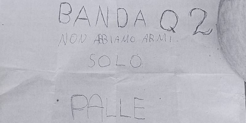 Il cartello lasciato dalla baby gang