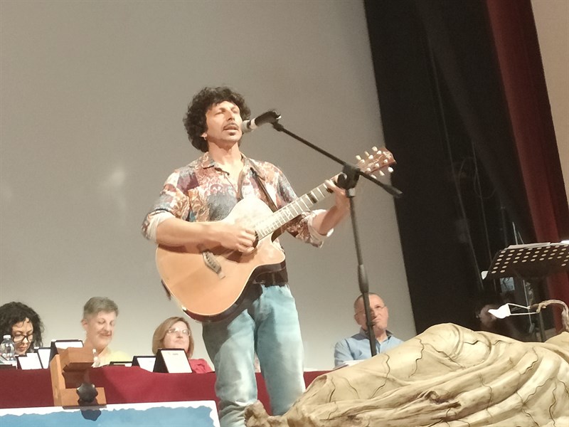 L’esibizione canora di Francesco Fuligni