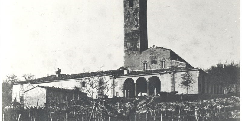 Anno 1908 – La Pieve di San Cresci in Valcava con ancora il settecentesco porticato, demolito dopo il terremoto del 29 giugno 1919.