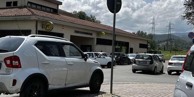 Code fino all'esterno dell'edificio