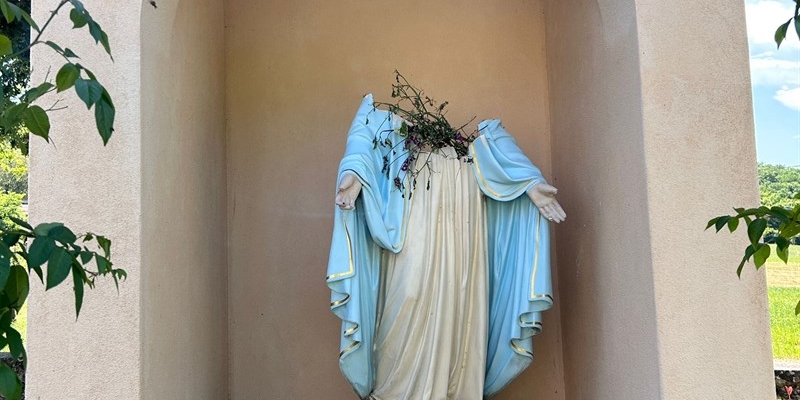 La statua della Madonnina di Olmi decapitata