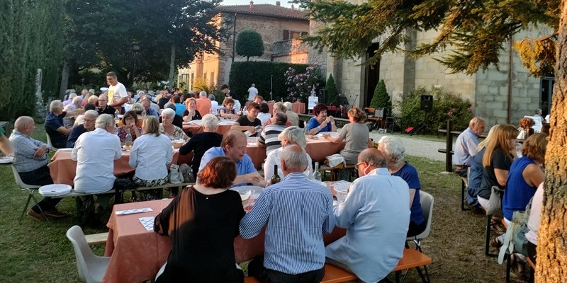 Un particolare dell’affollato convivio