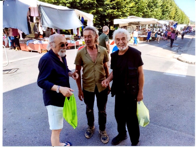 Ferdinando Ferrini, l’altro giorno, al mercato con gli amici Dario Berti e Mauro Soriani.