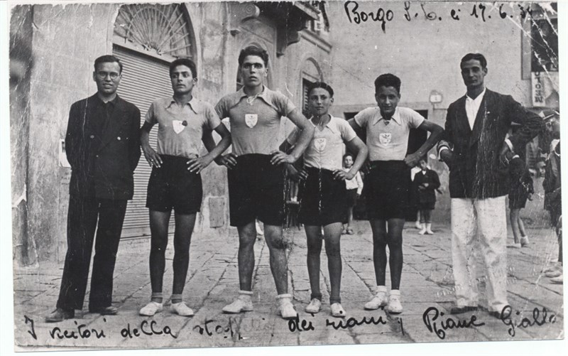 Foto n. 7- In fondo all’immagine si legge: “i vincitori della staffetta dei rioni, Rione Giallo”.