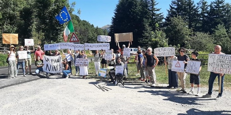 Striscioni e cartelli a lato strada
