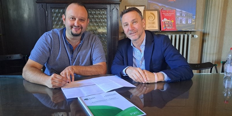 Il Sindaco  al momento della firma con Fabio Franchi segretario generale della Cisl di Firenze-Prato