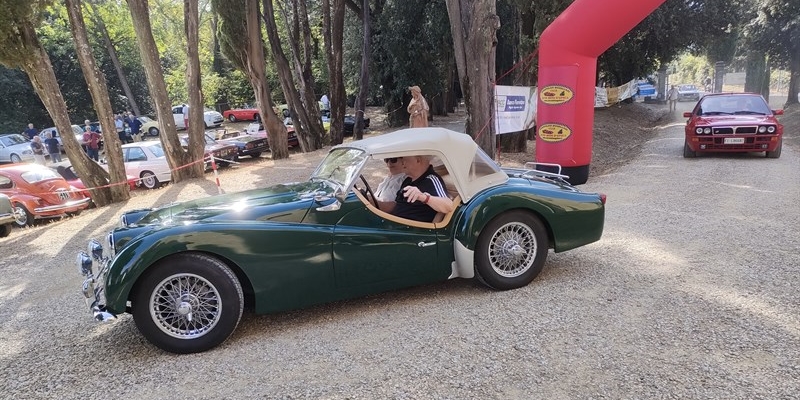 L’arrivo dei partecipanti, Mario Magherini con la sua Triumph.  