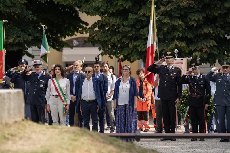 Al Monumento in piazza Dante