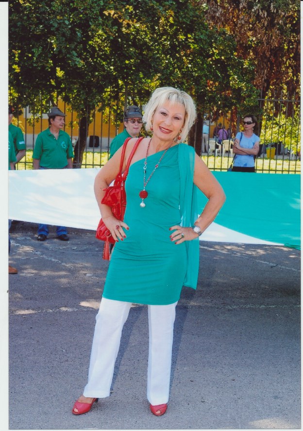 L’indimenticabile Paola Leoni rigorosamente  in verde, bianco, rosso. 