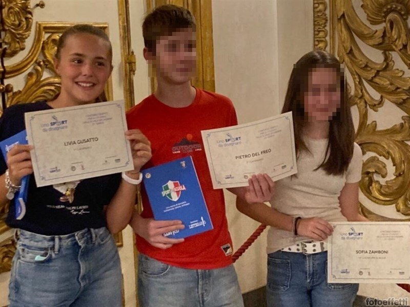 I giovanissimi ragazzi premiati al concorso ""Sport e scuola"", uno sport da disegnare. A sinistra Livia Gusatto