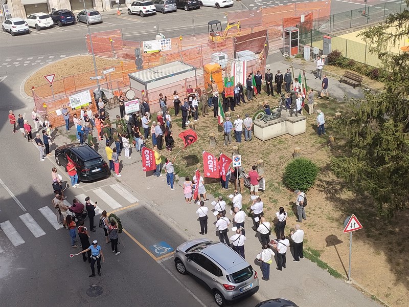 Al monumento in piazza Martiri della Libertà 
