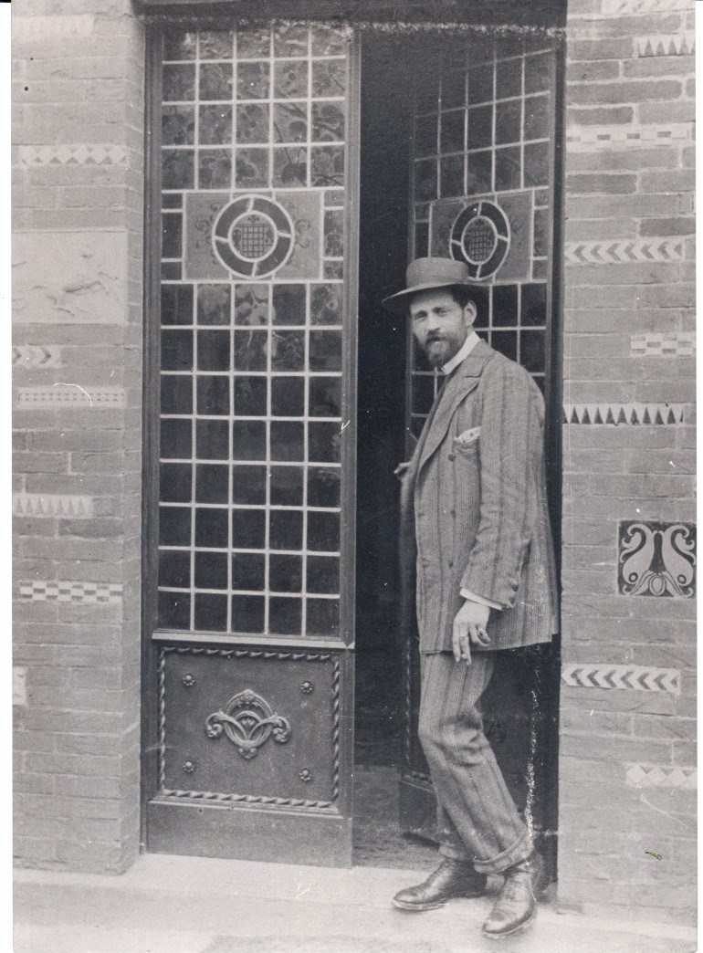 Un giovane Galileo Chini entra ella Fabbrica di ceramica a Borgo San Lorenzo