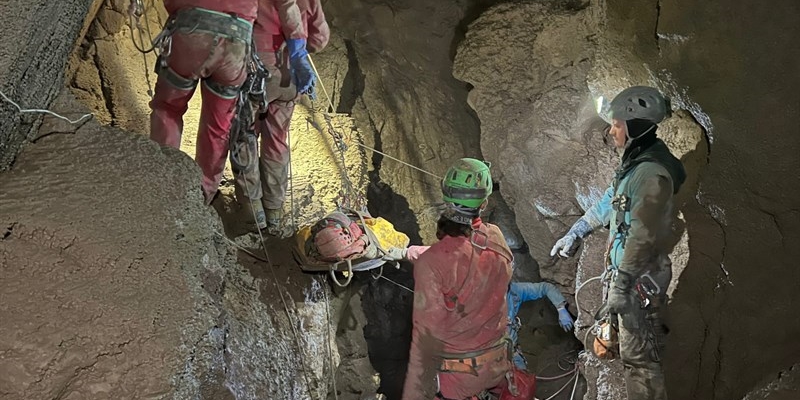 Il momento del recupero della barella