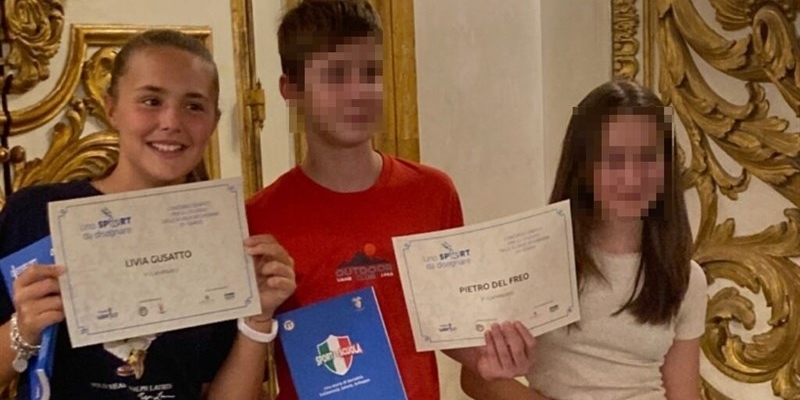 I giovanissimi ragazzi premiati al concorso ""Sport e scuola"", uno sport da disegnare. A sinistra Livia Gusatto