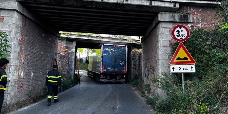 Il camion incastrato