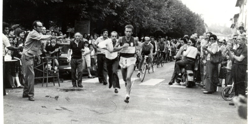 Una immagine storica della Maratona del Mugello nel 1975. Piero Barletti del GS Marciatori Mugello vince la seconda edizione, in mezzo ad una straordinaria folla in piazza Dante.