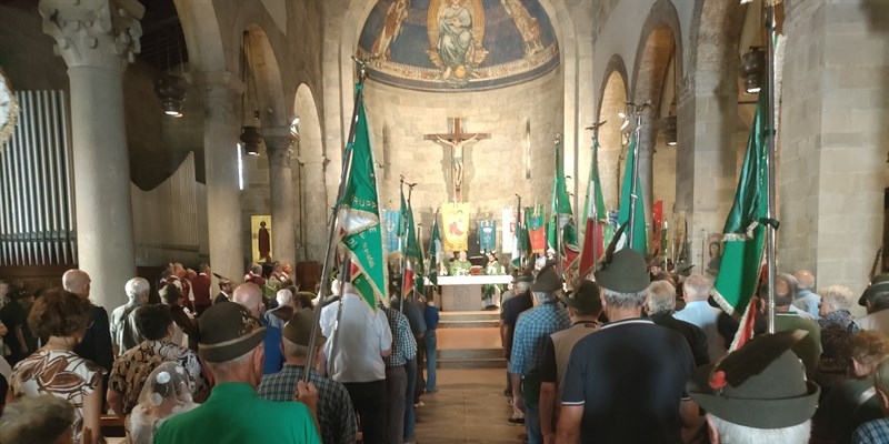 Gli alpini durante la S. Messa nella Pieve di Borgo S. Lorenzo