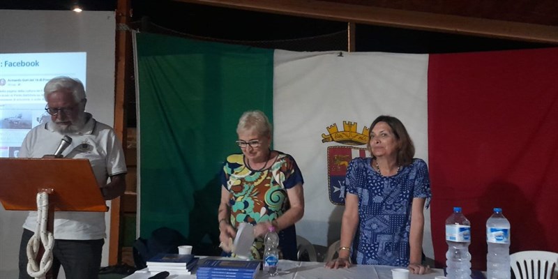 Alessandra e Armanda, nipoti di Armando Gori, durante la presentazione del libro del loro nonno.