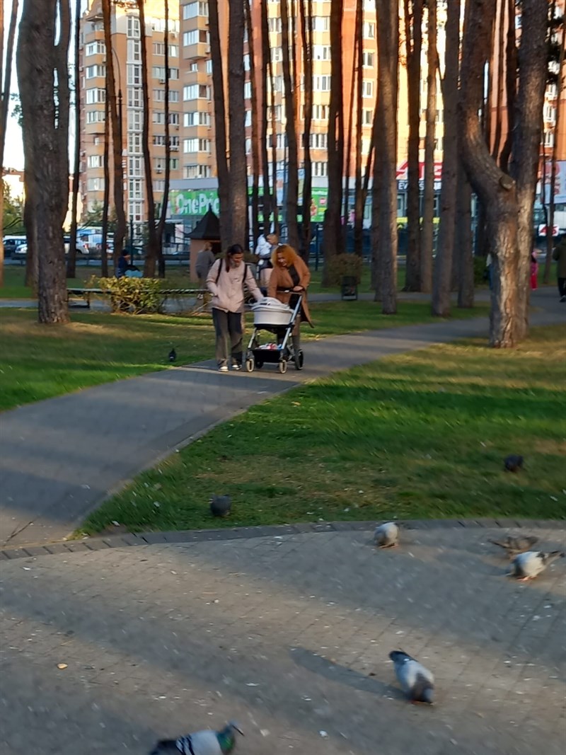 I parchi sono già pieni di bambini e madri giovanissime