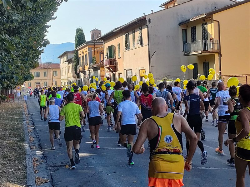 I numerosi partecipanti. Di spalle con lamaglia gialla, il mitico Guidotti !!