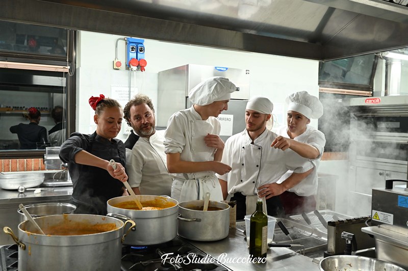 Davanti alle pentole fumanti