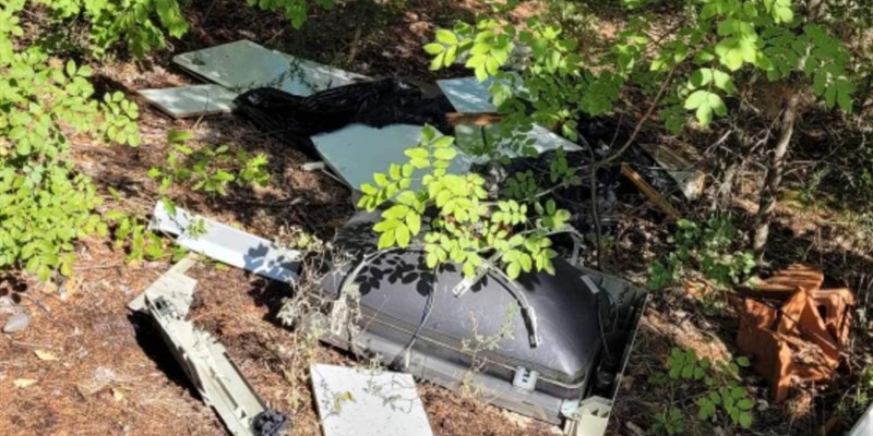 Rifiuti ingombranti abbandonati in Via della Torre, Molino del Piano