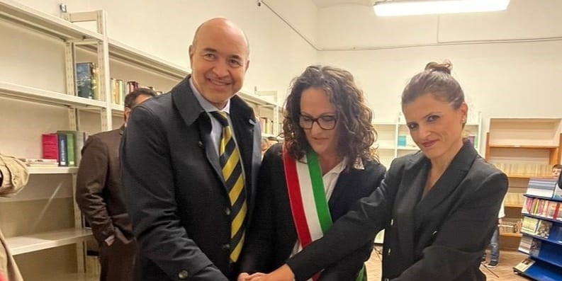 Il Presidente Rotary Petrone, l'Assessore Pieri e la Dirigente scolastica Conte