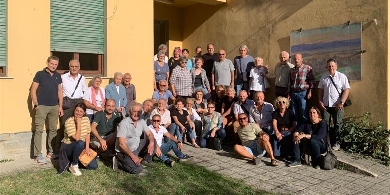 Gli ex alunni di Gattaia con le loro famiglie