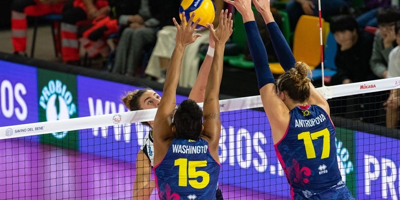 La Savino Del Bene Volley e Trasporti Pesanti Casalmaggiore in una azione di gioco.