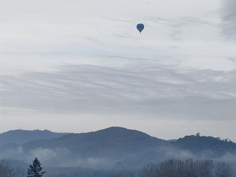 Una mongolfiera sopra Borgo