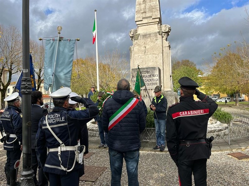 La cerimonia davanti al monumento ai Caduti in piazza della Vittoria.