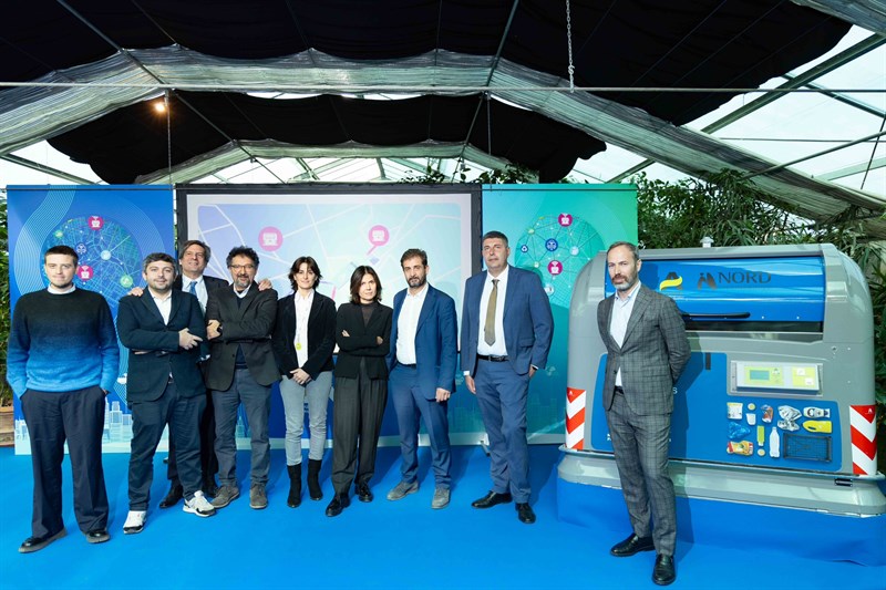 La presentazione del cassonetto intelligente