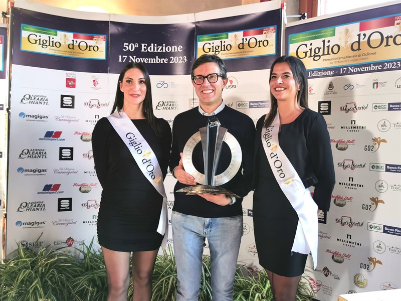 Nardella con il premio da consegnare