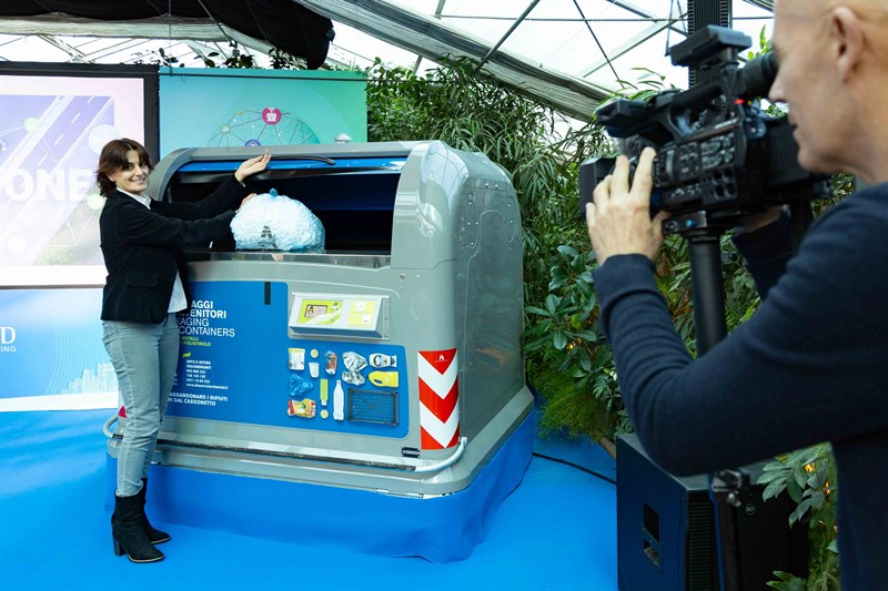 La presentazione del cassonetto intelligente