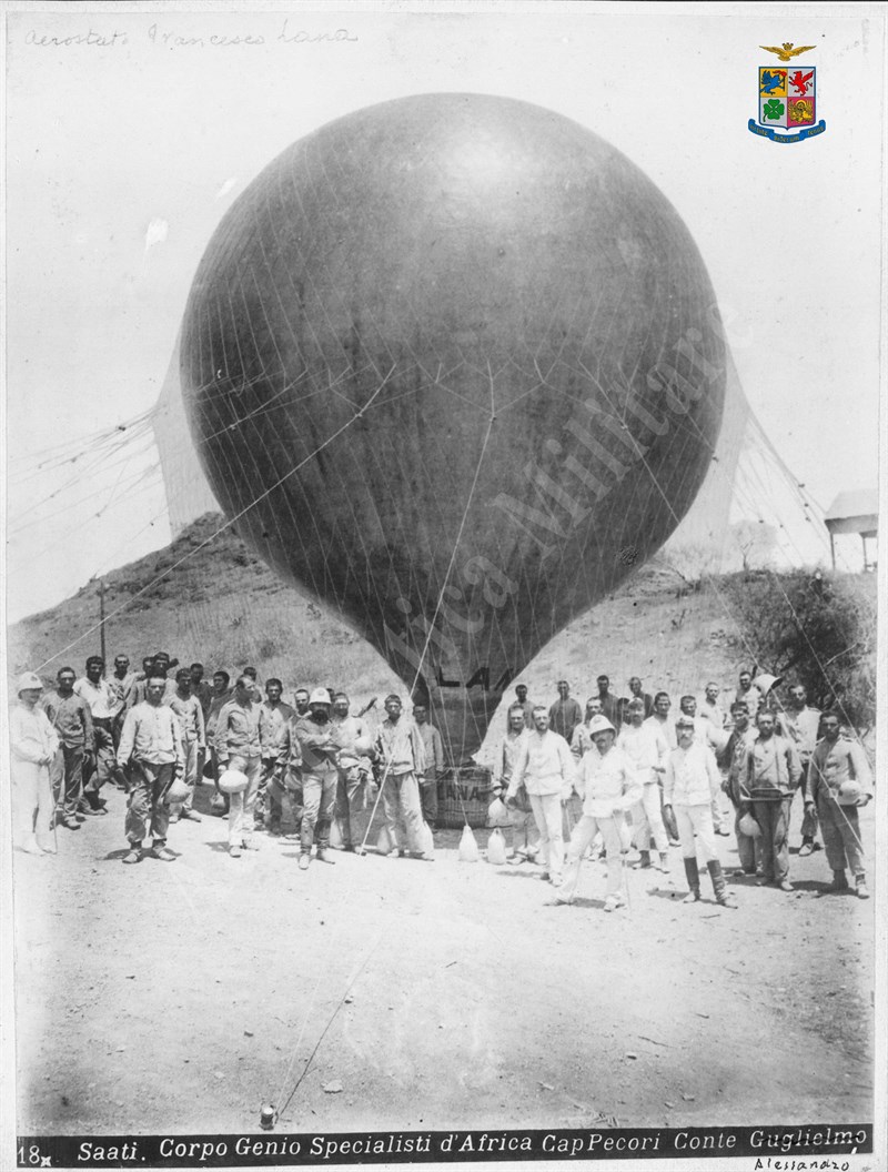 Parco Aerostatico in Eritrea. Corpo Genio Specialisti d'Africa. Posa di gruppo davanti all'aerostato ""Lana"", Gelatina ai sali d'argento